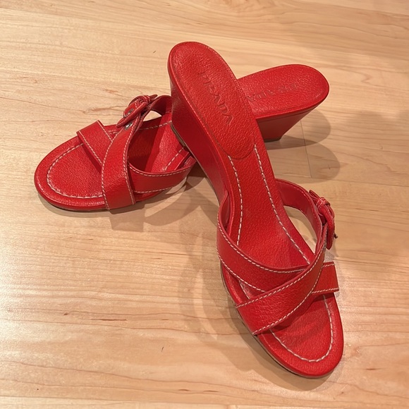 Prada open summer , European size is 39.1/2. Red color, very good condition - Picture 2 of 4